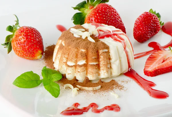 Dessert with cream and strawberries — Stock Photo, Image