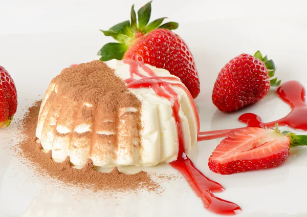 Dessert with cream and strawberries — Stock Photo, Image