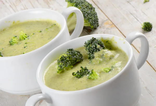 Brokkoli-Suppe auf Holz-Hintergrund — Stockfoto