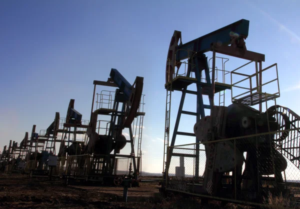 Många arbetar olja pumpar siluett — Stockfoto
