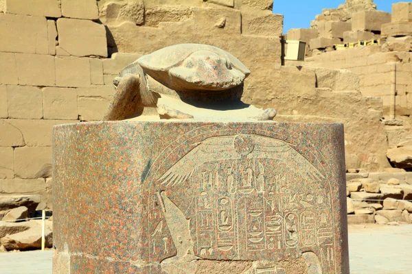 Égypte scarabée monument dans le temple karnak — Photo