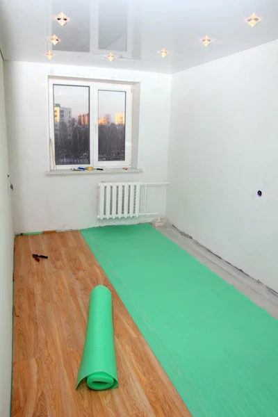 Ремонт в кімнаті - укладання підлогового покриття — стокове фото