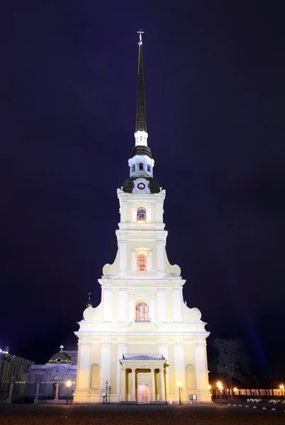 Geceleri Petropavlovskaya kalesindeki katedral tapınağı — Stok fotoğraf