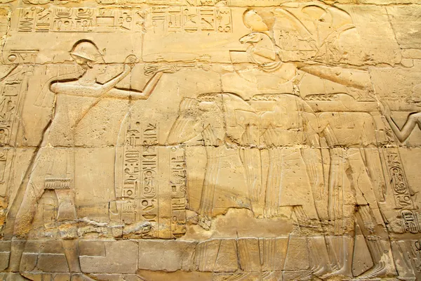Древние египетские изображения в храме Карнака — стоковое фото