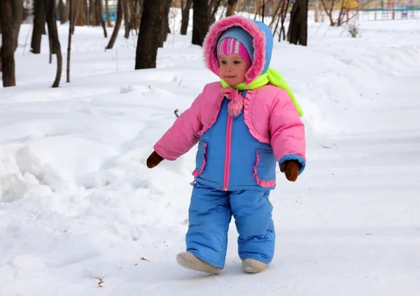 Bebê menina andando no parque de inverno — Fotografia de Stock