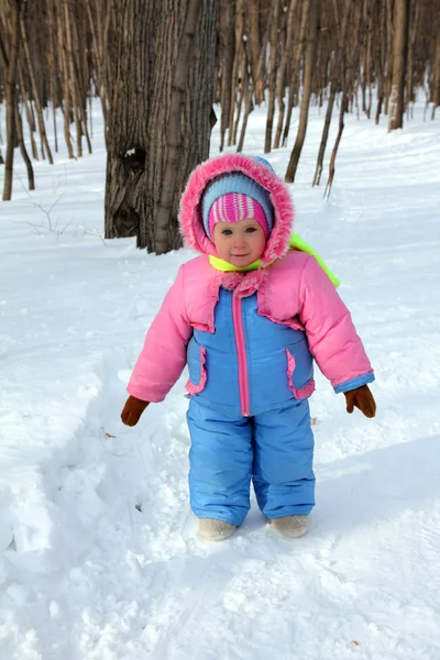 Baby flicka i Vinterparken — Stockfoto