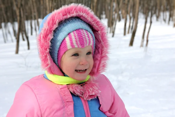 在冬季公园的宝贝女儿 — 图库照片