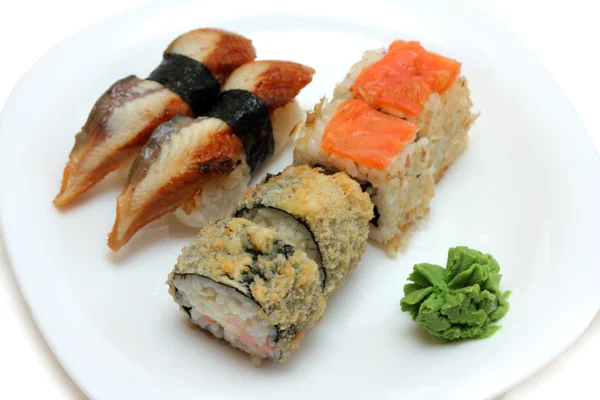 Rolki i sushi na talerzu — Zdjęcie stockowe