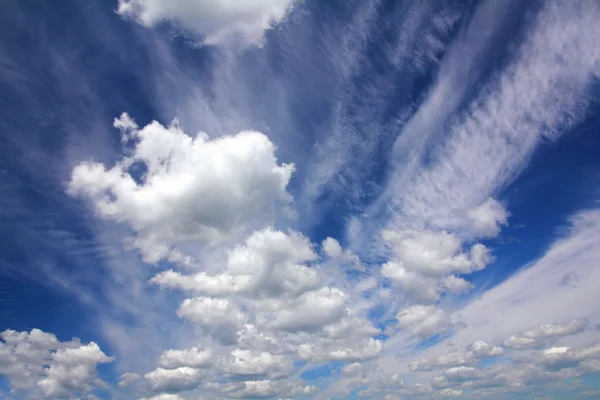 Μπλε ουρανός με φόντο σύννεφα — Φωτογραφία Αρχείου