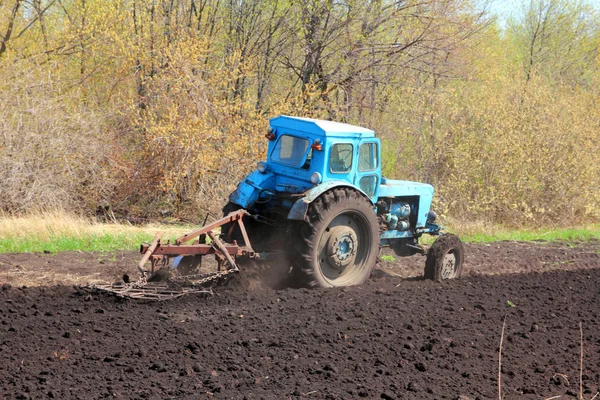 Stary traktor z pług — Zdjęcie stockowe