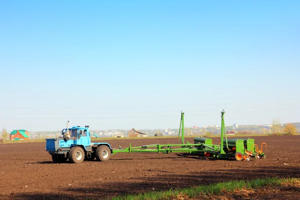 Сельскохозяйственный трактор с дрелью — стоковое фото