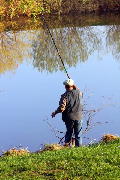 Старший по рыбалке на озере — стоковое фото