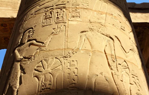 Sloupec s starověký egypt obrazy a hieroglyfy — Stock fotografie