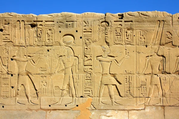 Zeď s starověký egypt obrazy a hieroglyfy — Stock fotografie