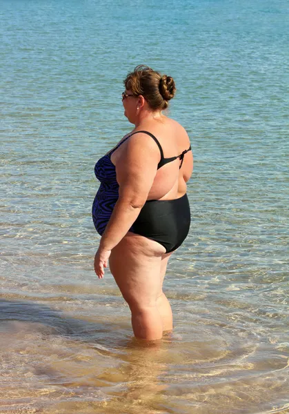 Overgewicht vrouw bad — Stockfoto