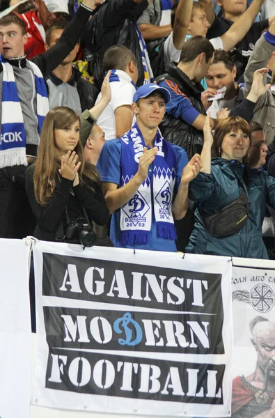 Partidarios del FC Dynamo Kyiv muestran su apoyo — Foto de Stock