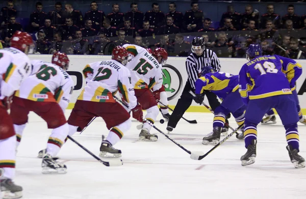 Partita di hockey su ghiaccio Ucraina contro Lituania — Foto Stock