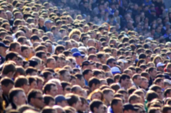 Размытая толпа зрителей на трибуне стадиона — стоковое фото