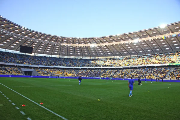 Spieler laufen während des Trainings im nsc olimpiyskiy Stadium — Stockfoto