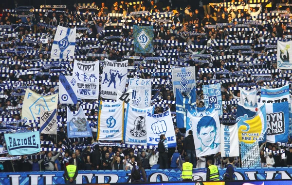 I tifosi del team FC Dynamo Kyiv mostrano il loro sostegno — Foto Stock