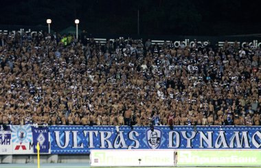 FC Dinamo Kiev ultra taraftarları desteklerini göstermek