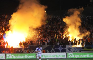 Dinamo Kiev ultras (ultra destekçileri) bir işaret fişeği yakmak