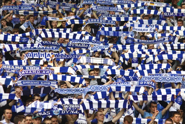 Partidarios del equipo FC Dynamo Kyiv muestran su apoyo — Foto de Stock