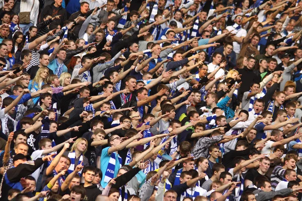 Apoiantes da equipe FC Dynamo Kyiv mostram seu apoio — Fotografia de Stock