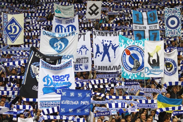 Anhänger des FC Dynamo Kiew zeigen ihre Unterstützung — Stockfoto