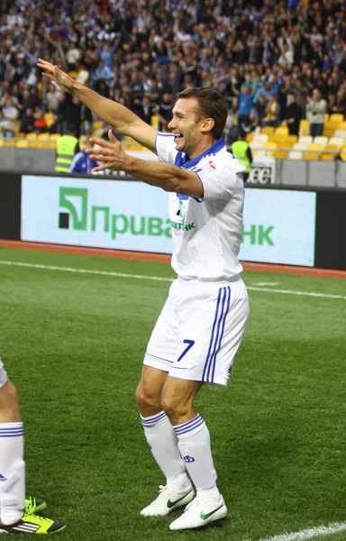 Andriy Shevchenko della Dinamo Kyiv reagisce dopo aver segnato un gol — Foto Stock