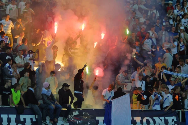Anhänger des FC Dynamo Kiew brennen das Feuer ab — Stockfoto