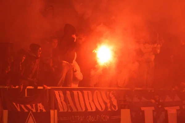 FC Dinamo Kiev ultras (ultra destekçileri) işaret fişeği yakmak — Stok fotoğraf