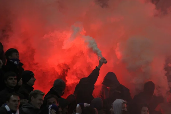 FC Dynamo Kyiv ultras (ultra supporters) burn flares — Stock Photo, Image