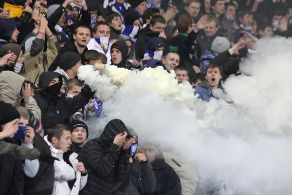 FC Dynamo Kiev ultras (ultra anhängare) utföra — Stockfoto