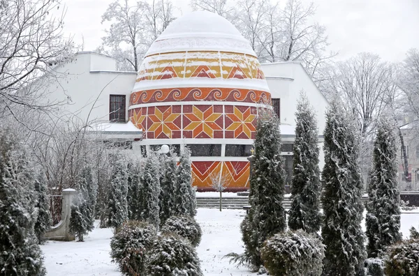 Het monument van easter egg in Kolomyja, Oekraïne — Stockfoto