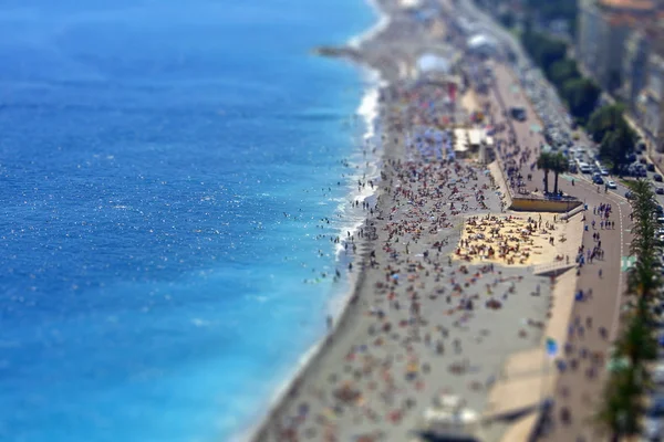 Κλίση-μετατόπισης μικροσκοπική επίδραση του πολυσύχναστη παραλία, στην πόλη της Νίκαιας — Φωτογραφία Αρχείου
