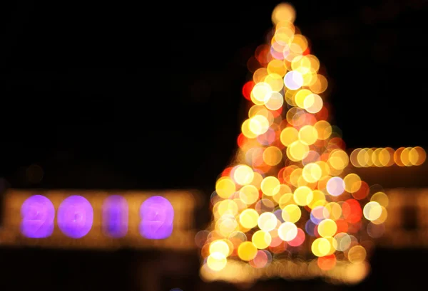 Färgglada bokeh tänder av New Year's tree — Stockfoto