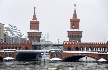 berlin, Almanya, spree nehri geçip oberbaum Köprüsü