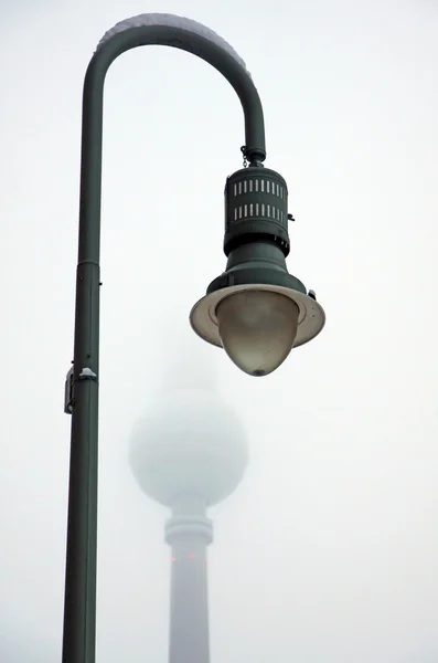 Lampe rétro de rue recouverte d'une neige à Berlin, Allemagne — Photo