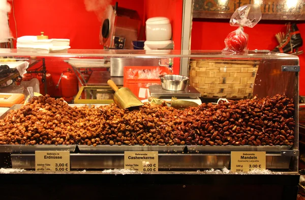 Stalle de marché avec des amandes grillées confites — Photo