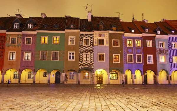 ? olourful domy ve staré náměstí v Poznani, Polsko — Stock fotografie