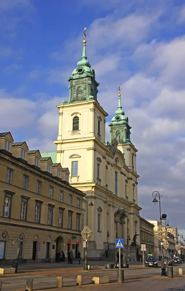 바르샤바, 폴란드에 교차 하는 성령의 교회 — 스톡 사진