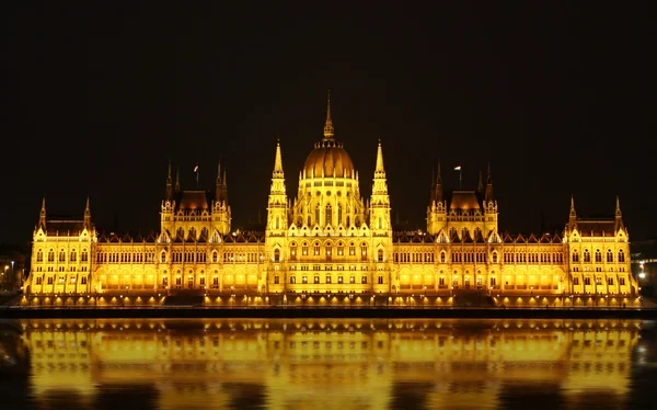 Edificio del Parlamento húngaro por la noche —  Fotos de Stock