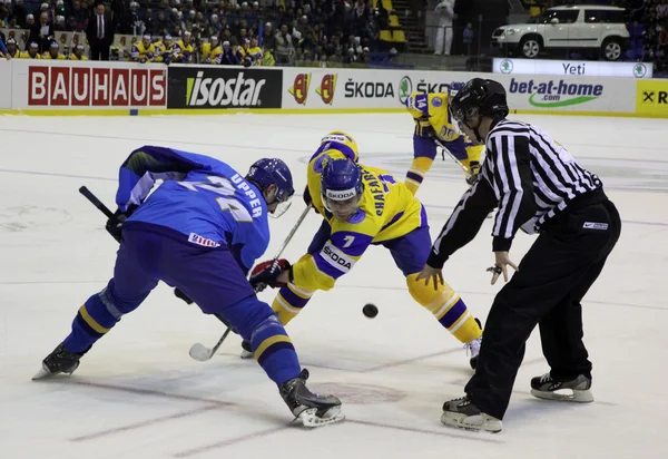Hóquei no gelo. Ucrânia vs Cazaquistão — Fotografia de Stock