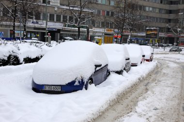 arabalar sokakta park edilmiş bir kar ile kaplı