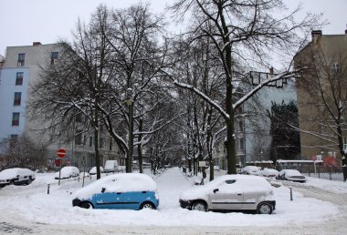 arabalar sokakta park edilmiş bir kar ile kaplı