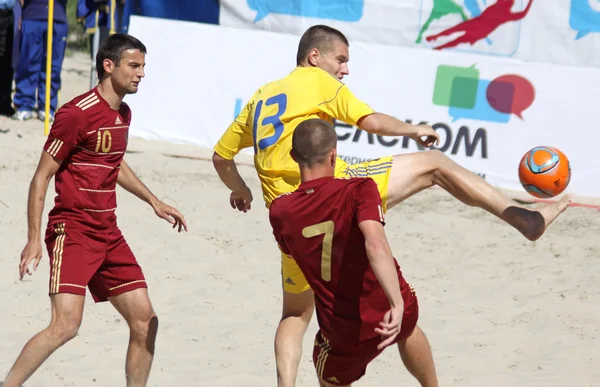 Stranden fotbollsmatch mellan Ukraina och Ryssland — Stockfoto
