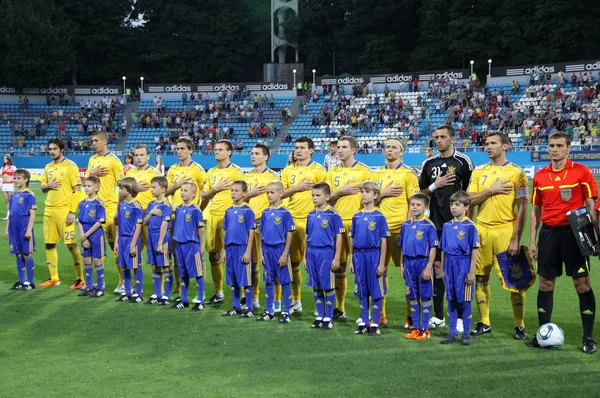 Spieler der ukrainischen Fußballnationalmannschaft singen die Hymne — Stockfoto