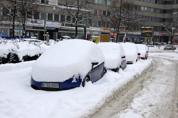 Autos sont couverts d'une neige garée dans la rue — Photo