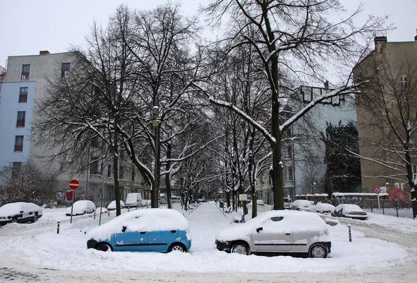 Auto's zijn bedekt met een sneeuw geparkeerd op straat — Stockfoto